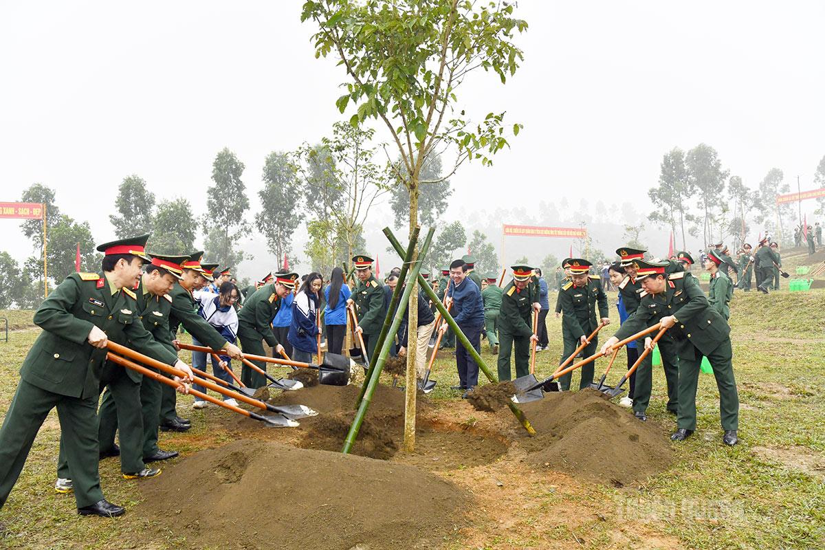 Các đại biểu hưởng ứng Tết trồng cây tại Trung đoàn 174.