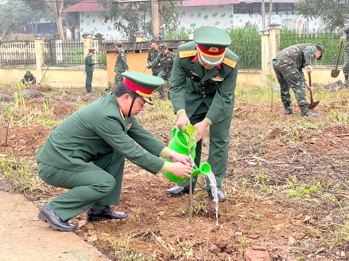 Cán bộ, chiến sĩ Trung đoàn 877 tham gia trồng cây. Ảnh: Khánh Huyền