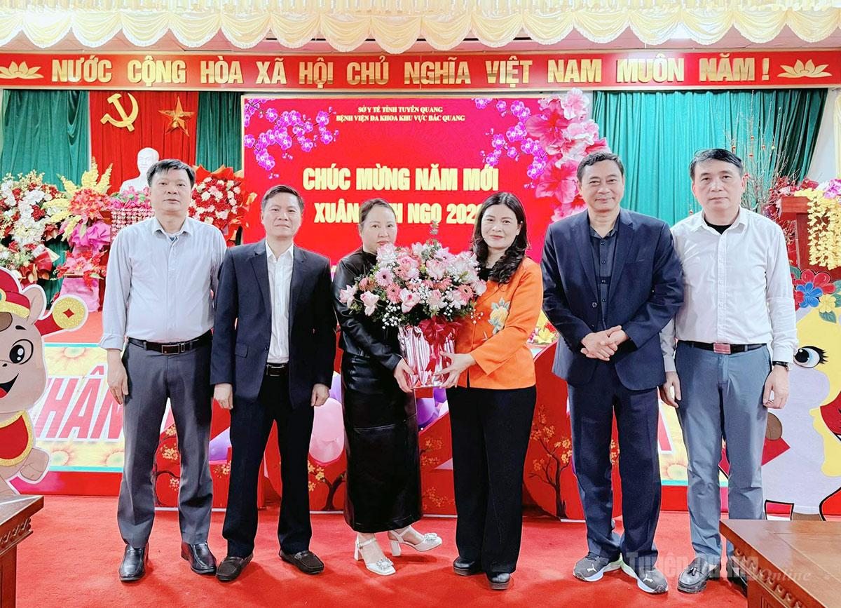 Đồng chí Phó Chủ tịch UBND tỉnh Vương Ngọc Hà tặng hoa chúc mừng Ngày Thầy thuốc Việt Nam 27-2 đội ngũ cán bộ, y, bác sĩ, người lao động Bệnh viện Đa khoa khu vực Bắc Quang.