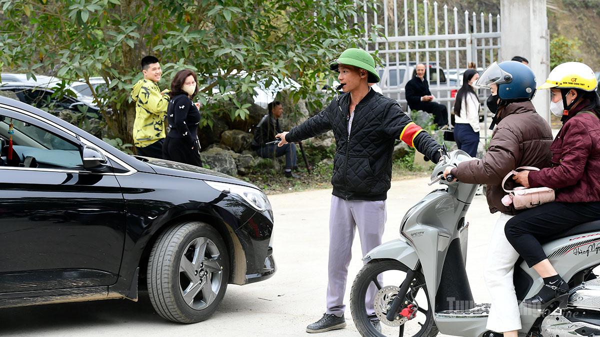 Hoạt động trông giữ xe miễn phí tại Thiền viện Trúc lâm Chính pháp, giúp người dân và du khách yên tâm.