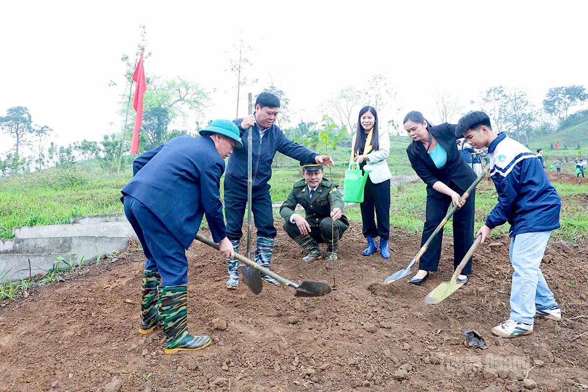 Các đại biểu tham gia trồng cây.