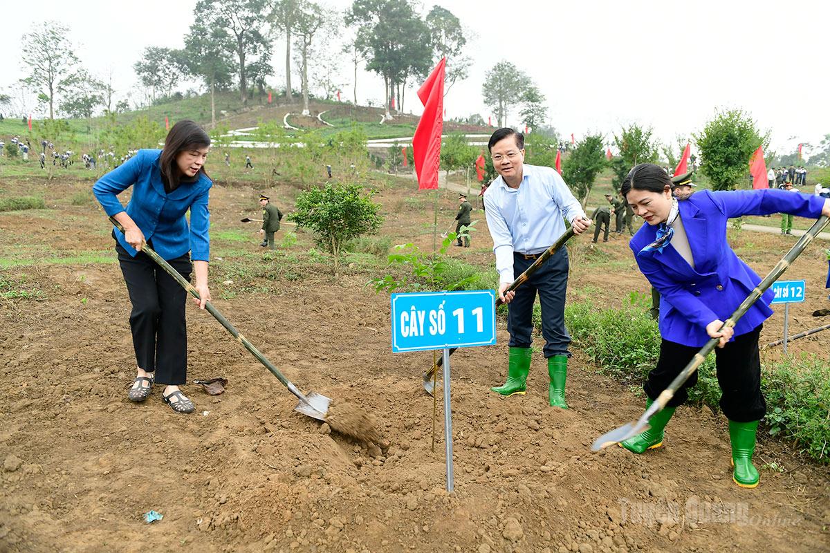 Các đồng chí lãnh đạo tỉnh tham gia trồng cây.