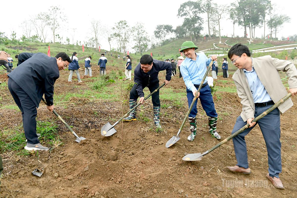 Lãnh đạo các sở, ngành tham gia trồng cây tại Lễ phát động.