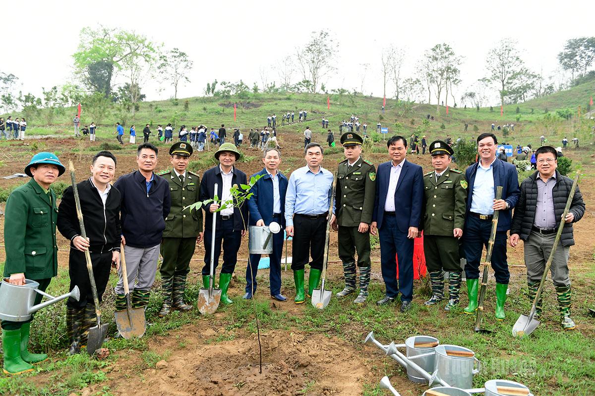Đồng chí Phó Bí thư Tỉnh ủy, Chủ tịch UBMTTQ tỉnh Ma Thế Hồng và các đại biểu tham gia Tết trồng cây.