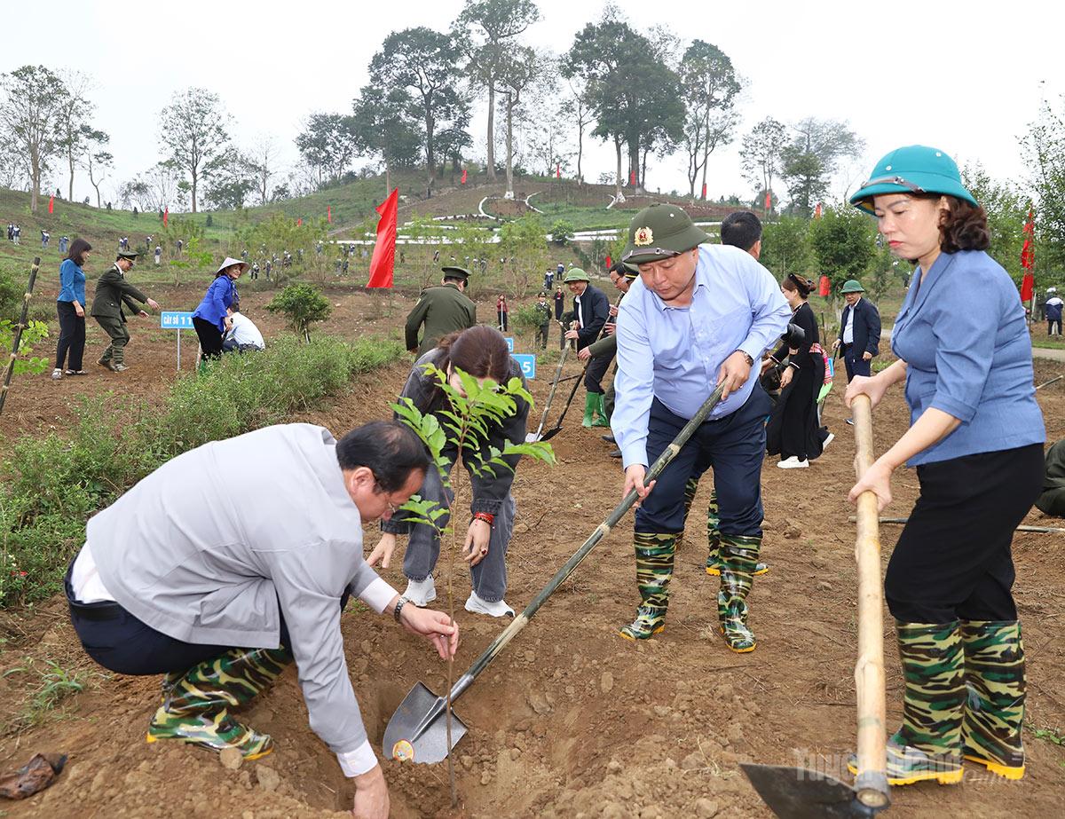 Chủ tịch UBND tỉnh Phan Huy Ngọc cùng Trưởng đoàn ĐBQH chuyện trách tỉnh Lý Thị Lan trồng cây tại Vườn cây Bác Hồ.