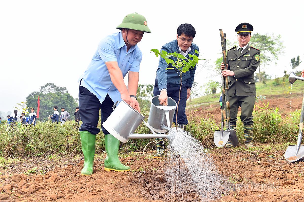 Provincial Party Secretary Hau A Lenh joins tree planting activities at the launch ceremony.