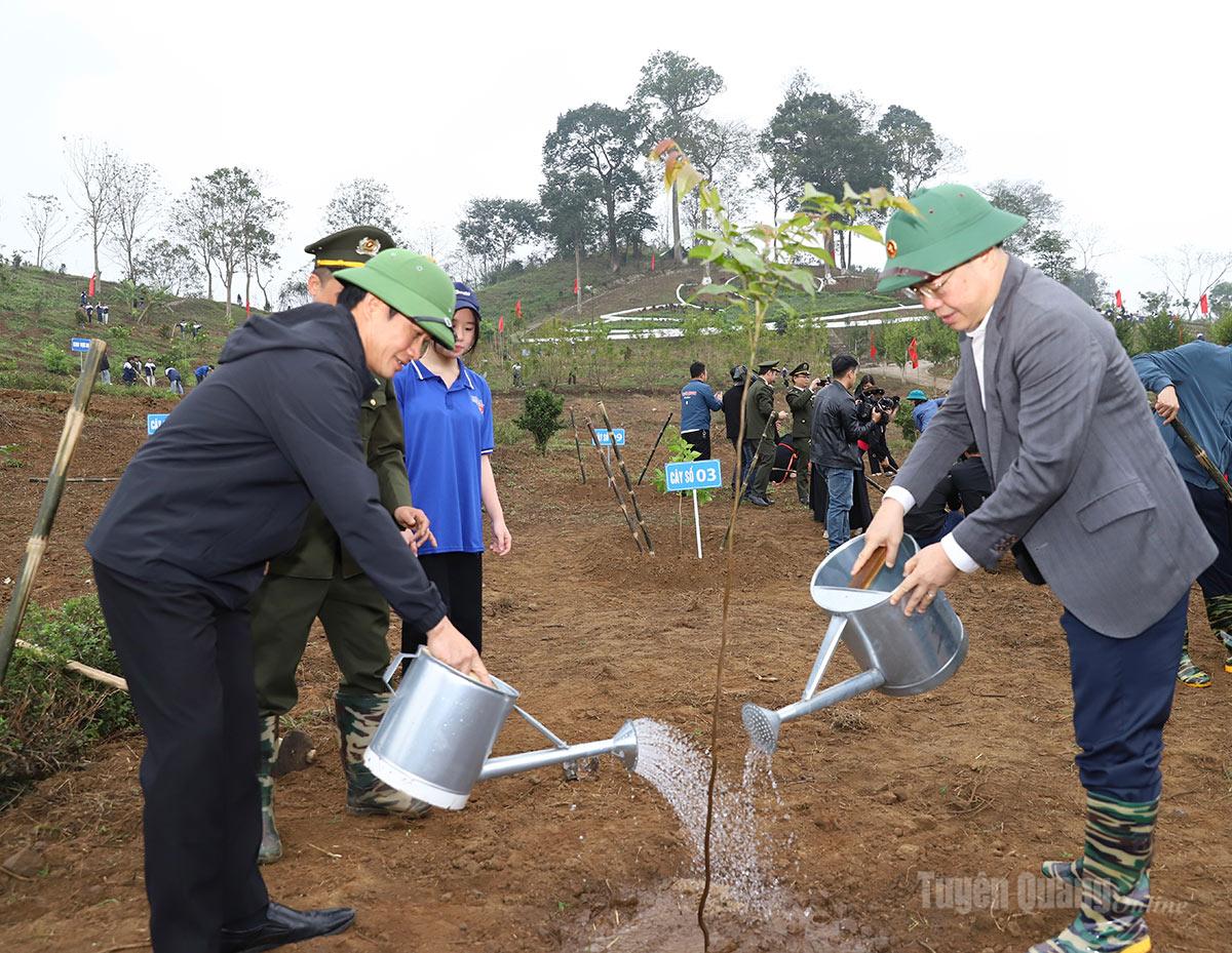 Chủ tịch HĐND tỉnh Nguyễn Văn Sơn tham gia trồng cây tại Lễ phát động.
