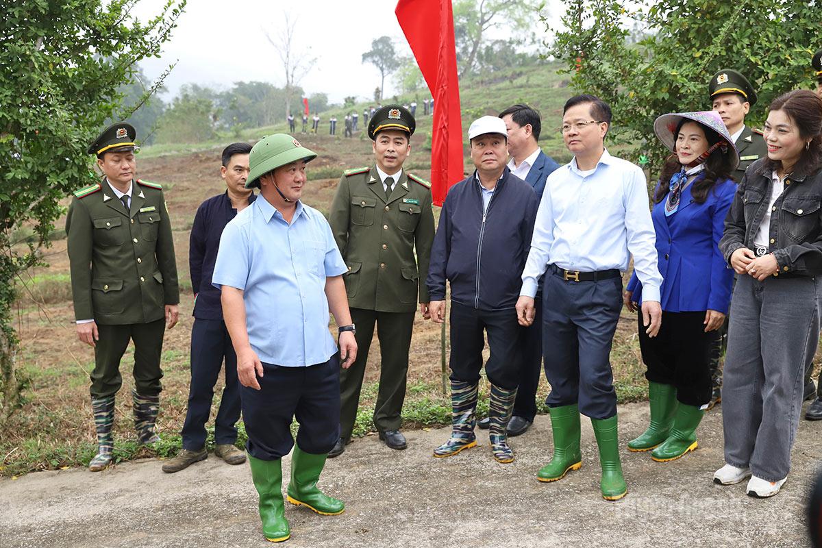 Sau khi tham gia trồng cây tại Lễ phát động, Bí thư Tỉnh uỷ Hầu A Lềnh yêu cầu các ngành chức năng nghiên cứu chỉnh trang khu vực Vườn cây Bác Hồ tạo thành điểm tham quan du lịch trong khuôn viên Khu di tích quốc gia đặc biệt Tân Trào. Ảnh: Duy Tuấn