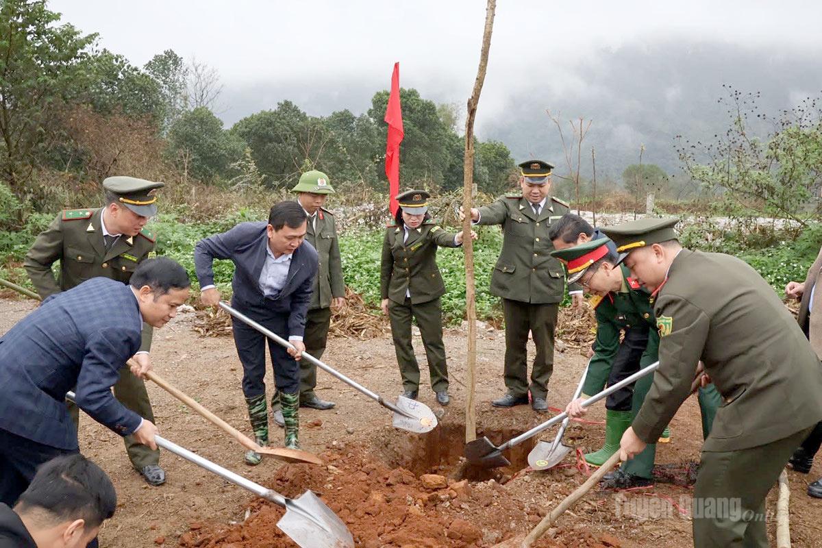  Lãnh đạo và nhân dân phường Hà Giang 2 tham gia Tết trồng cây.