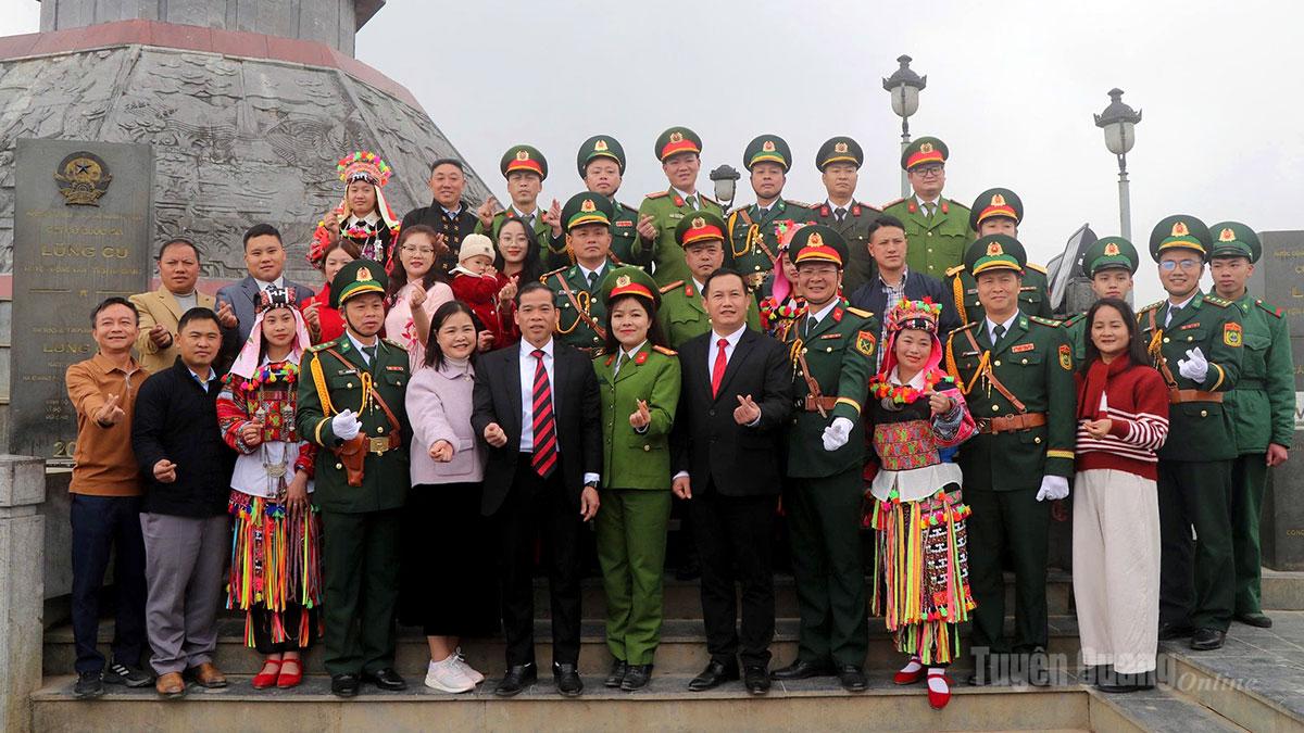Cán bộ, chiến sĩ Đồn Biên phòng Lũng Cú cùng cấp ủy, chính quyền xã Lũng Cú đón chào du khách thập phương tới thăm Cột cờ Quốc gia Lũng Cú.