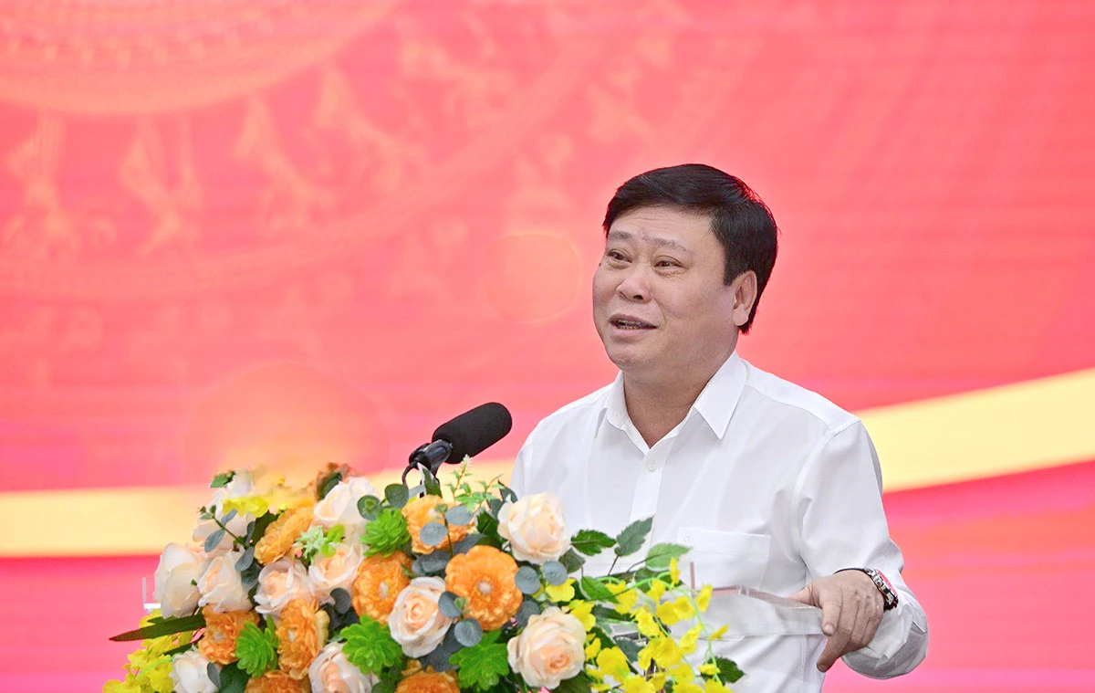 Đồng chí Mai Đức Thông chúc mừng năm mới cán bộ, viên chức, người lao động Báo và phát thanh, truyền hình Tuyên Quang