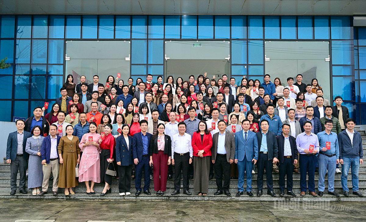 Ban Giám đốc và cán bộ, viên chức, người lao động Báo và phát thanh, truyền hình Tuyên Quang