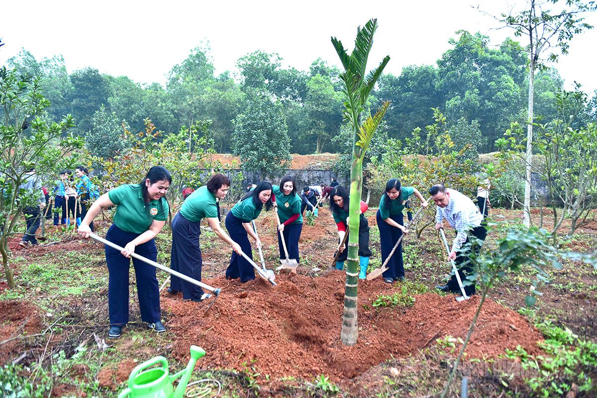 Các đồng chí lãnh đạo, cán bộ Hội Nông dân tỉnh tham gia trồng cây tại lễ phát động. Ảnh: Lý Thịnh