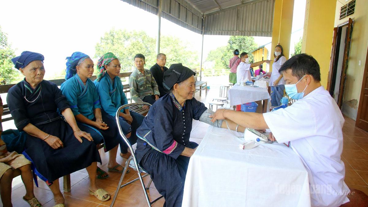  Bác sĩ Trạm Y tế xã Xín Mần khám sức khỏe cho Nhân dân.