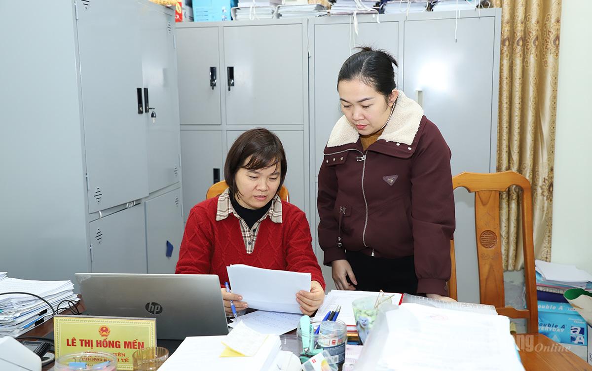 Chị Lê Thị Hồng Mến, chuyên viên Phòng Kinh tế xã Minh Sơn (trái) hiện phải gánh 3 - 4 nhiệm vụ do phòng thiếu biên chế.
