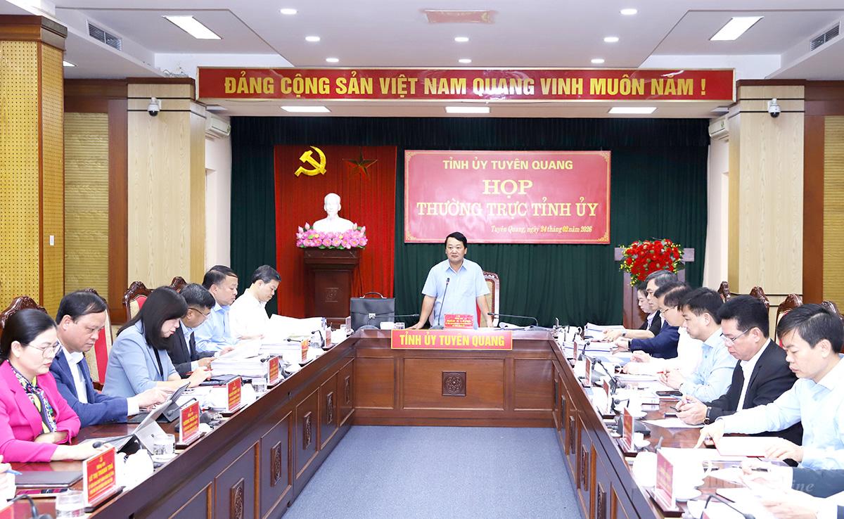 Bí thư Tỉnh ủy Hầu A Lềnh chủ trì cuộc họp.