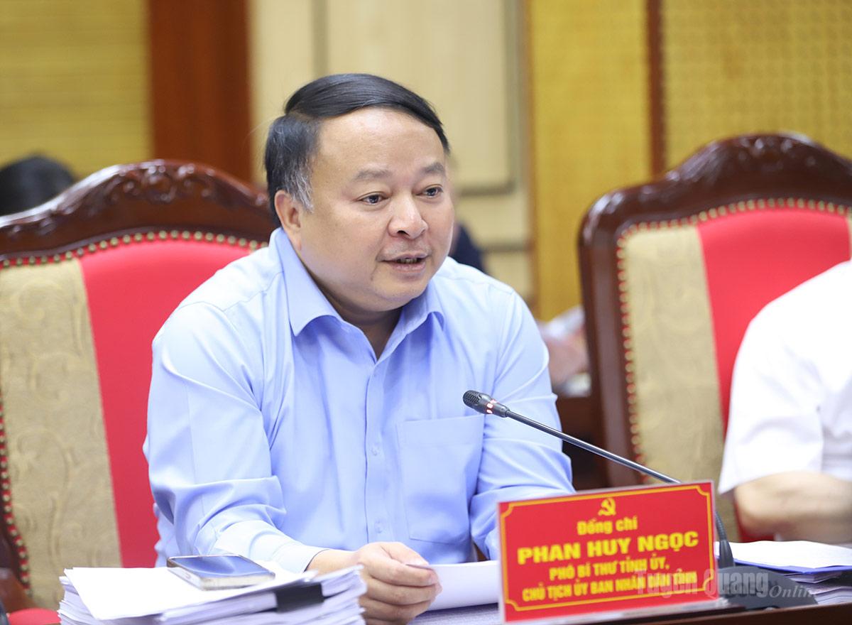  Chủ tịch UBND tỉnh Phan Huy Ngọc phát biểu tại cuộc họp.