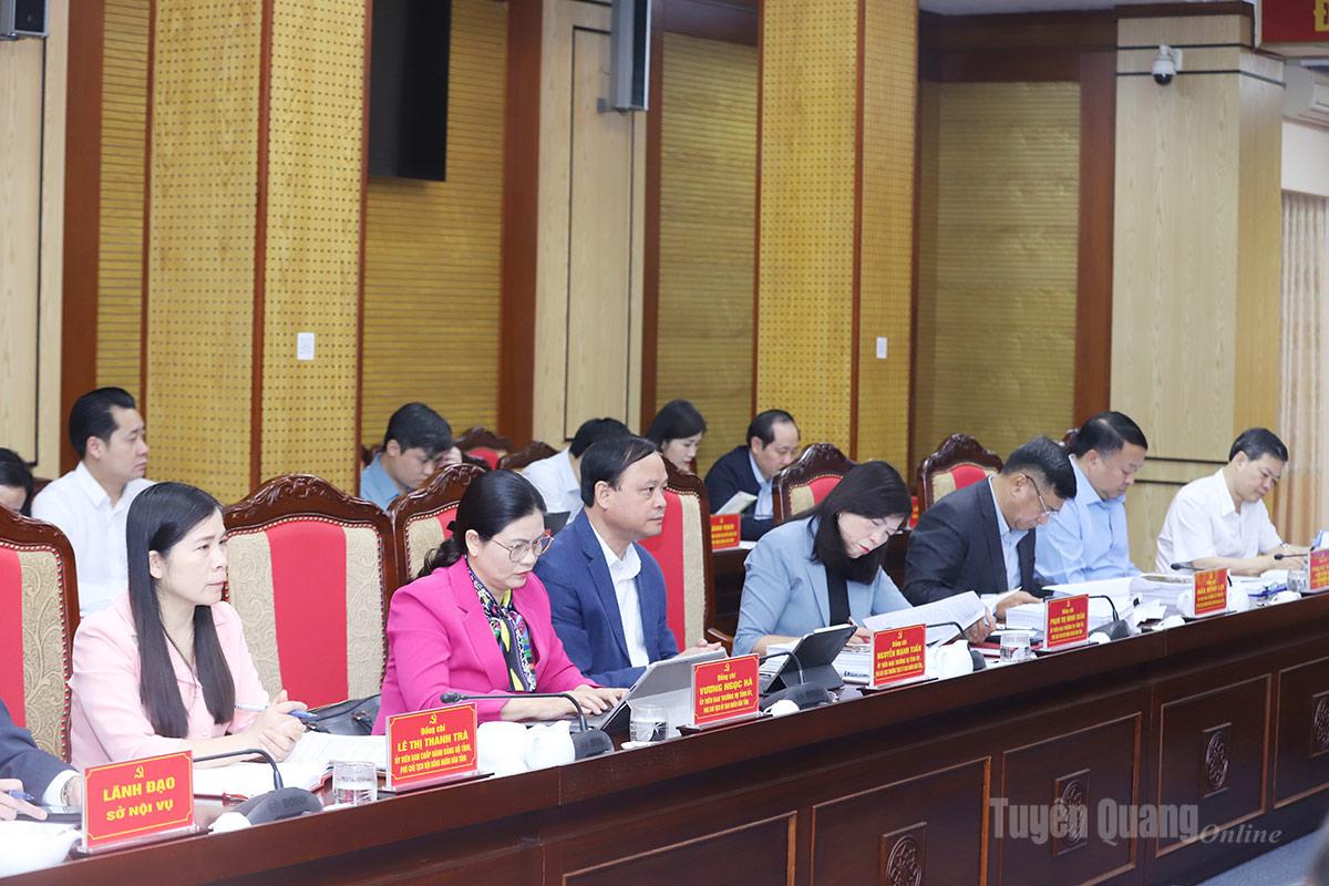 Các đồng chí trong Ban Thường vụ Tỉnh ủy dự cuộc họp.