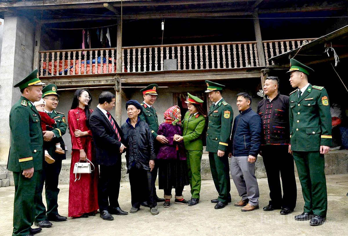  Cán bộ, công chức xã Lũng Cú thăm hỏi đời sống Nhân dân sau Tết nguyên đán Bính Ngọ 2026.