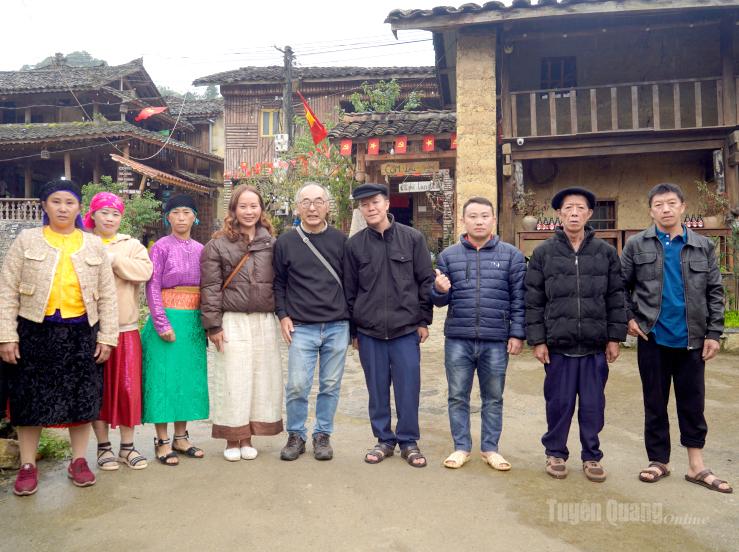 Ông Yasushi Ogura (thứ 5 từ trái qua) cùng người dân Lô Lô Chải và du khách.