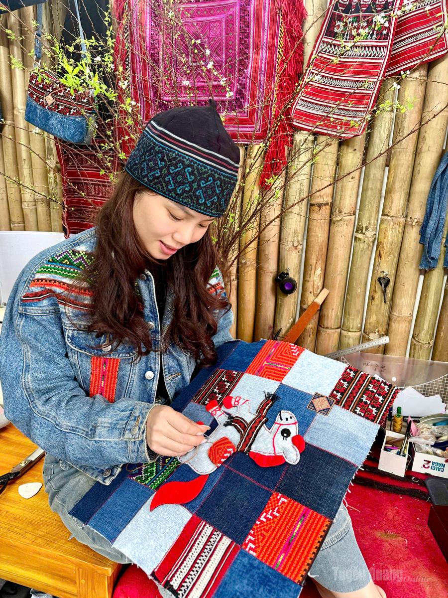 Handmade brocade bags created by teacher Trieu Thi Dao.