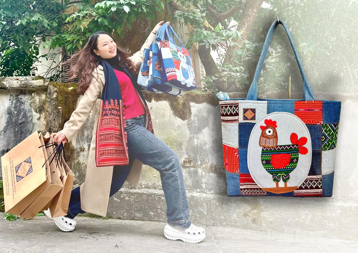 Cô giáo Triệu Thị Đào là nhà sáng tạo nội dung quảng bá sản phẩm túi thổ cẩm handmade.