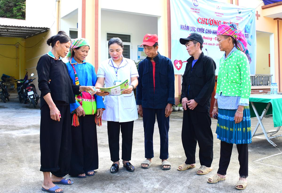 Cán bộ Trạm Y tế xã Sơn Vĩ tuyên truyền cho người dân lợi ích về khám sức khỏe ngay tại trạm y tế.