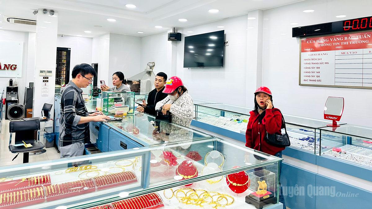 Khách hàng giao dịch vàng tại cửa hàng vàng bạc Tuấn Anh, phường Minh Xuân.
