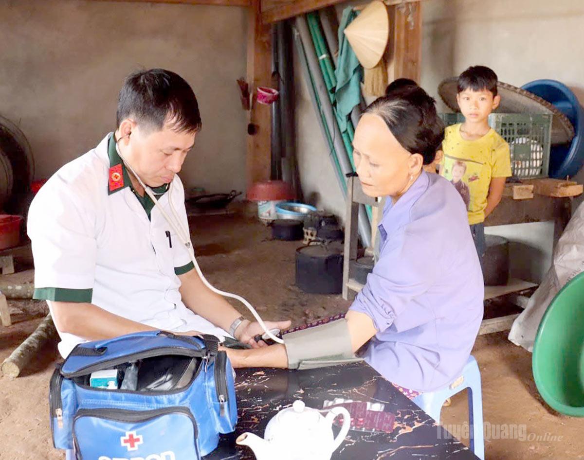 Bác sỹ Đặng Xuân Thành khám bệnh cho gia đình chính sách xã Kiên Đài.