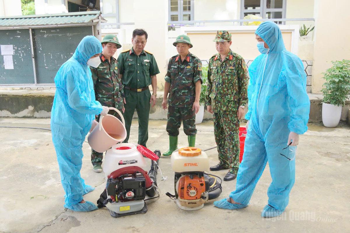 Bác sỹ Đặng Xuân Thành (thứ 2 từ phải sang) kiểm tra công tác phòng chống dịch bệnh trên địa bàn phường Minh Xuân.