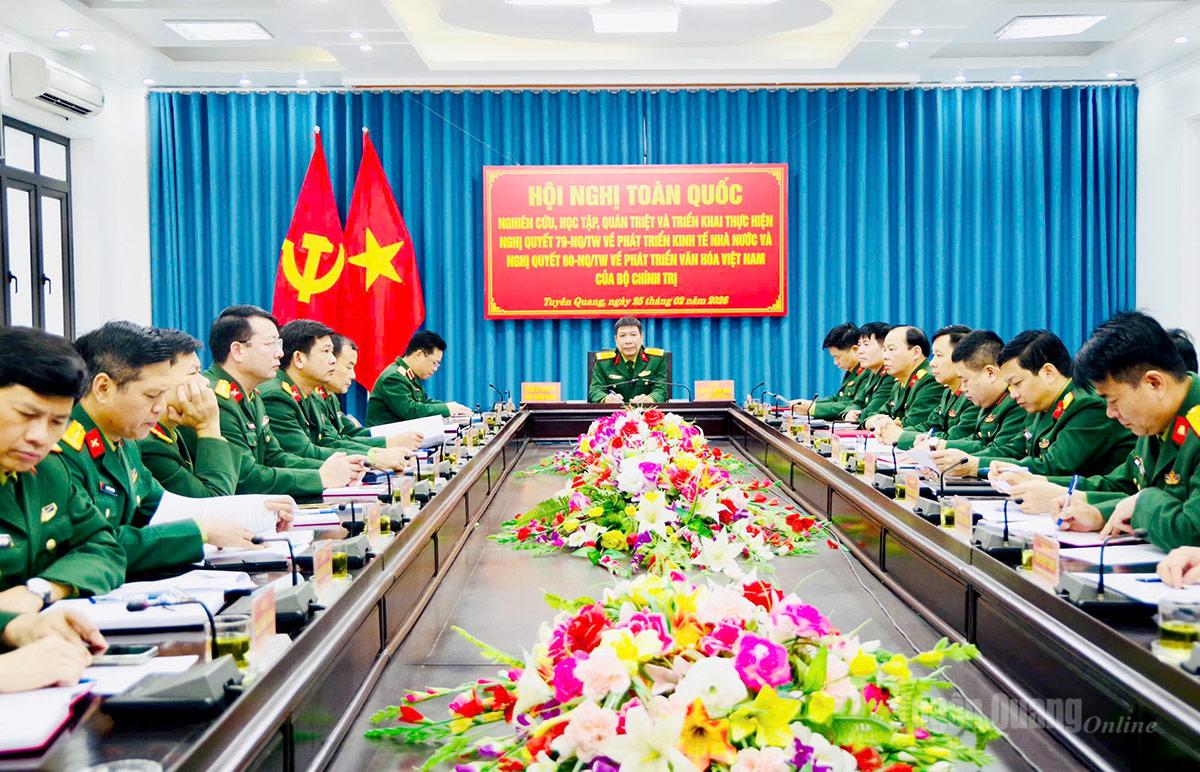 Các đại biểu dự hội nghị tại điểm cầu Bộ Chỉ huy Quân sự tỉnh.