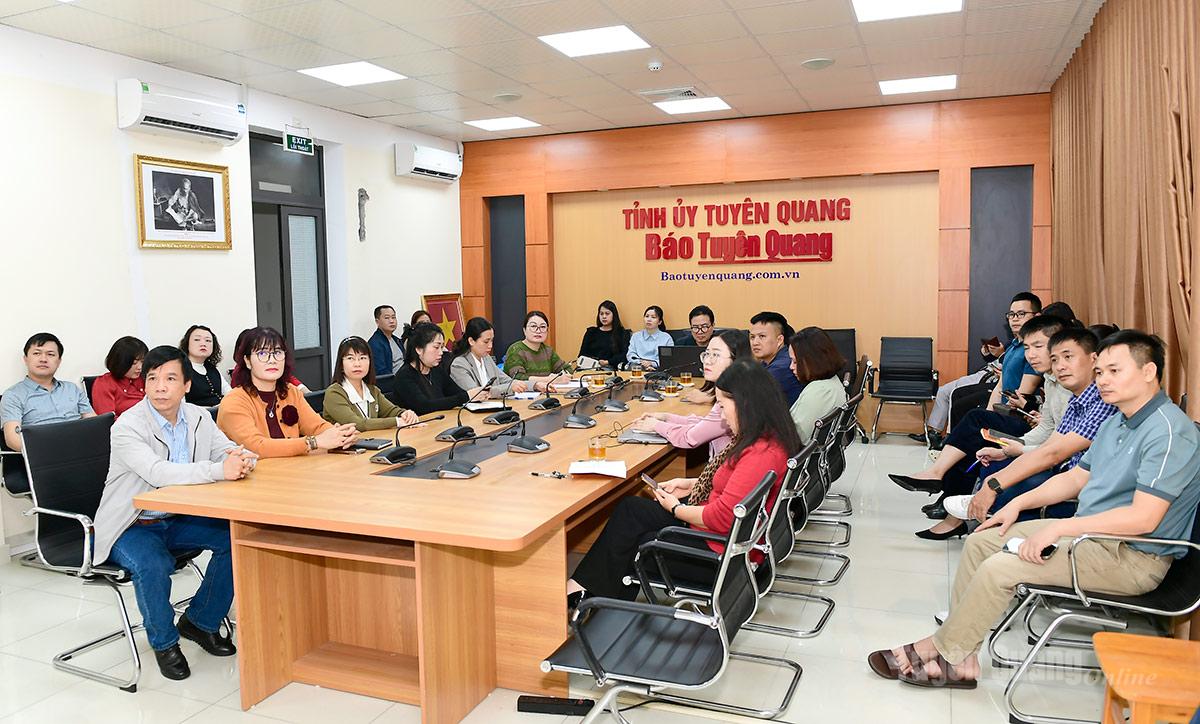 Đại biểu dự hội nghị điểm cầu Báo và phát thanh, truyền hình Tuyên Quang tại trụ sở đường Nguyễn Hữu Thọ, tổ Tân Hà 16, phường Minh Xuân. Ảnh: Quốc Việt