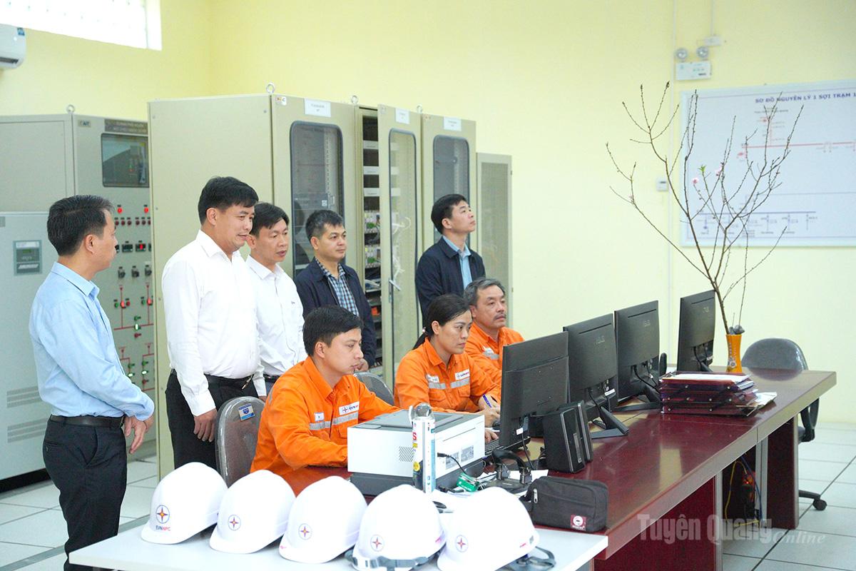 Ông Trần Xuân Hảo, Phó Giám đốc Công ty Điện lực Tuyên Quang cùng đoàn công tác kiểm tra công tác đảm bảo cấp điện đồng thời thăm hỏi động viên các cán bộ, nhân viên trực Tết tại Trạm 110kV Tuyên Quang 2.