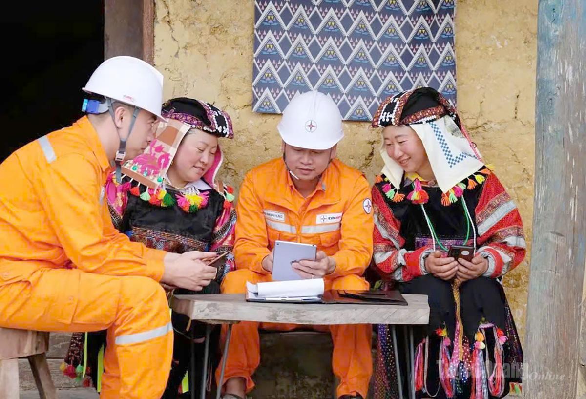 Cán bộ Đội Quản lý Điện lực khu vực Đồng Văn, tuyên truyền cho người dân trên địa bàn sử dụng điện an toàn, hiệu quả, tiết kiệm.