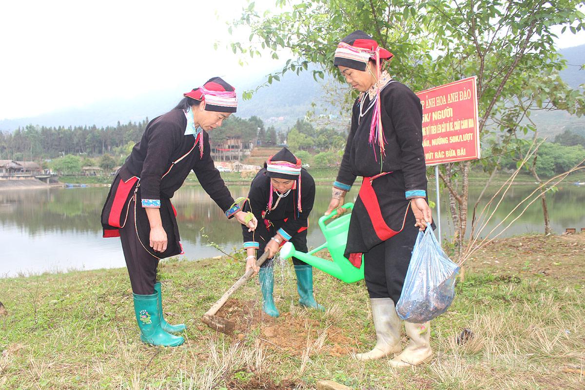 Nhân dân thôn Nặm Đăm, xã Quản Bạ tham gia Tết trồng cây.