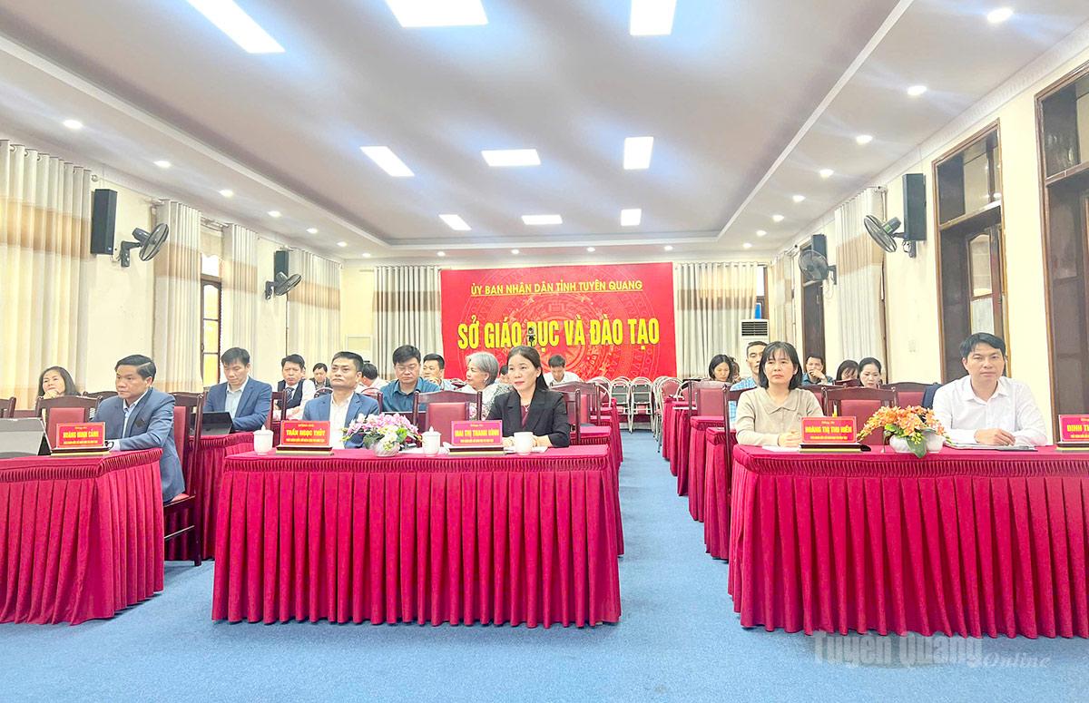 Các đại biểu dự hội nghị tại điểm cầu Sở Giáo dục và Đào tạo.