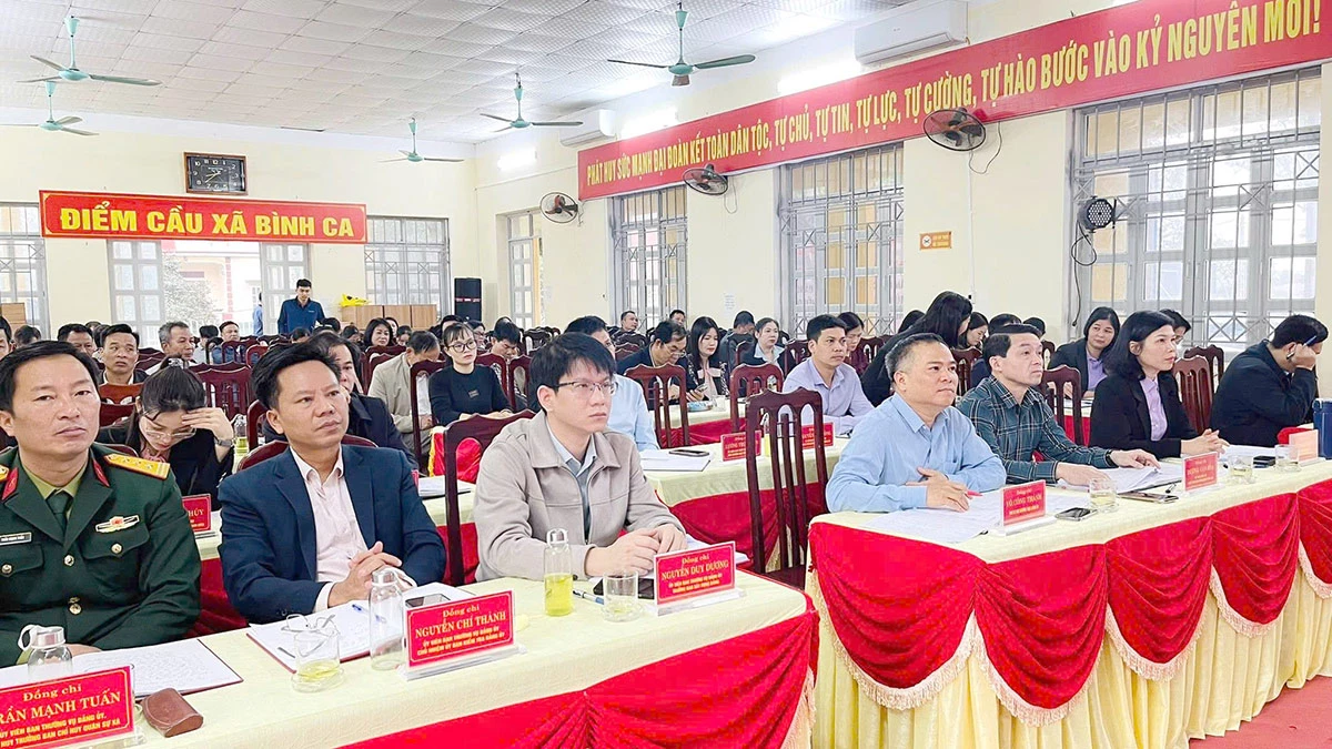 Các đại biểu dự hội nghị tại điểm cầu xã Bình Ca.