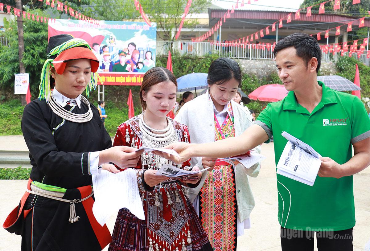 Doanh nghiệp tư vấn việc làm cho người lao động.