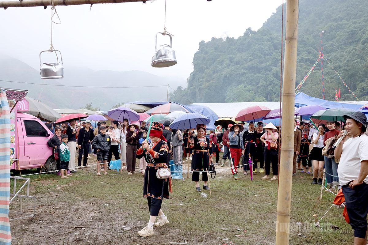 Trò chơi thi đập niêu thu hút đông đảo đồng bào các dân tộc tham gia, cổ vũ tại lễ hội Động Tiên.