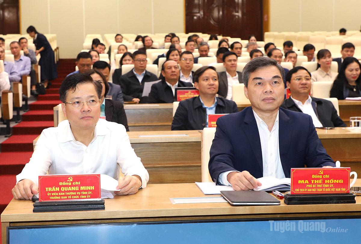 Phó Bí thư Tỉnh ủy, Chủ tịch Ủy ban MTTQ tỉnh Ma Thế Hồng và Trưởng ban Tổ chúc Tỉnh ủy Trần Quang Minh dự hội nghị.
