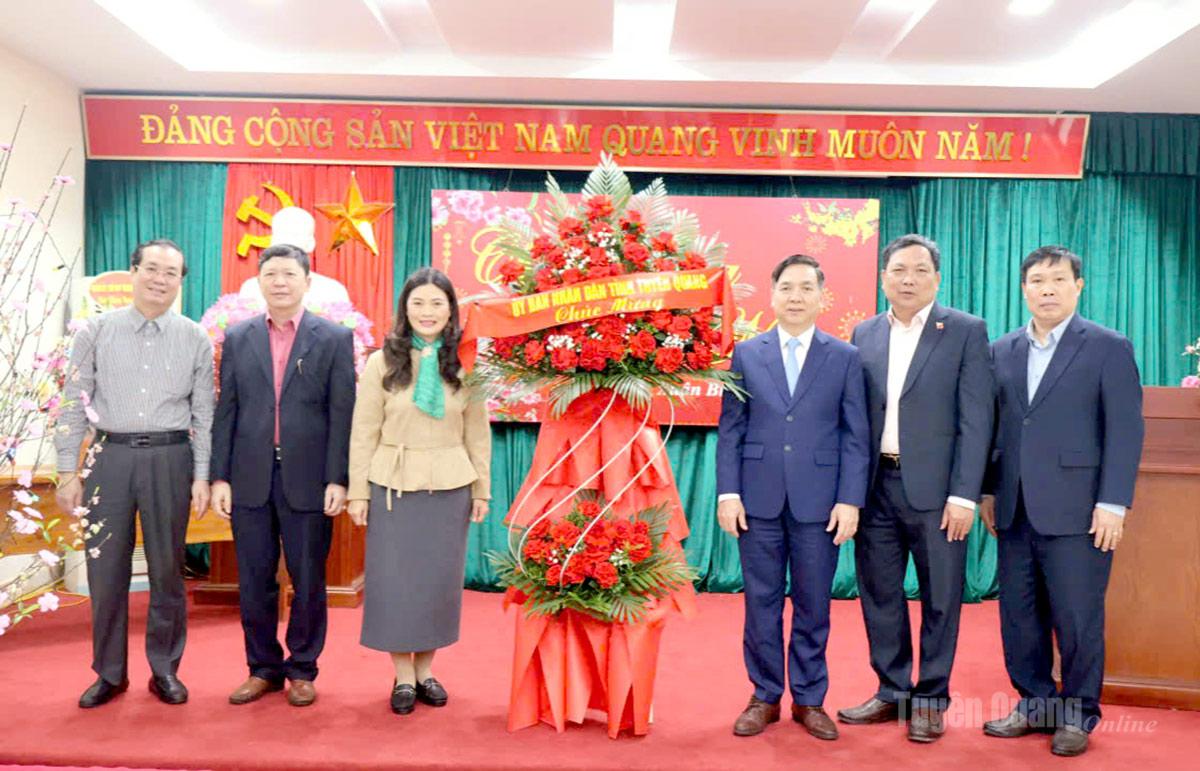 Đồng chí Vương Ngọc Hà, Ủy viên Ban Thường vụ Tỉnh ủy, Phó Chủ tịch UBND tỉnh tặng hoa chúc mừng Sở Y tế nhân Ngày Thầy thuốc Việt Nam 27-2.