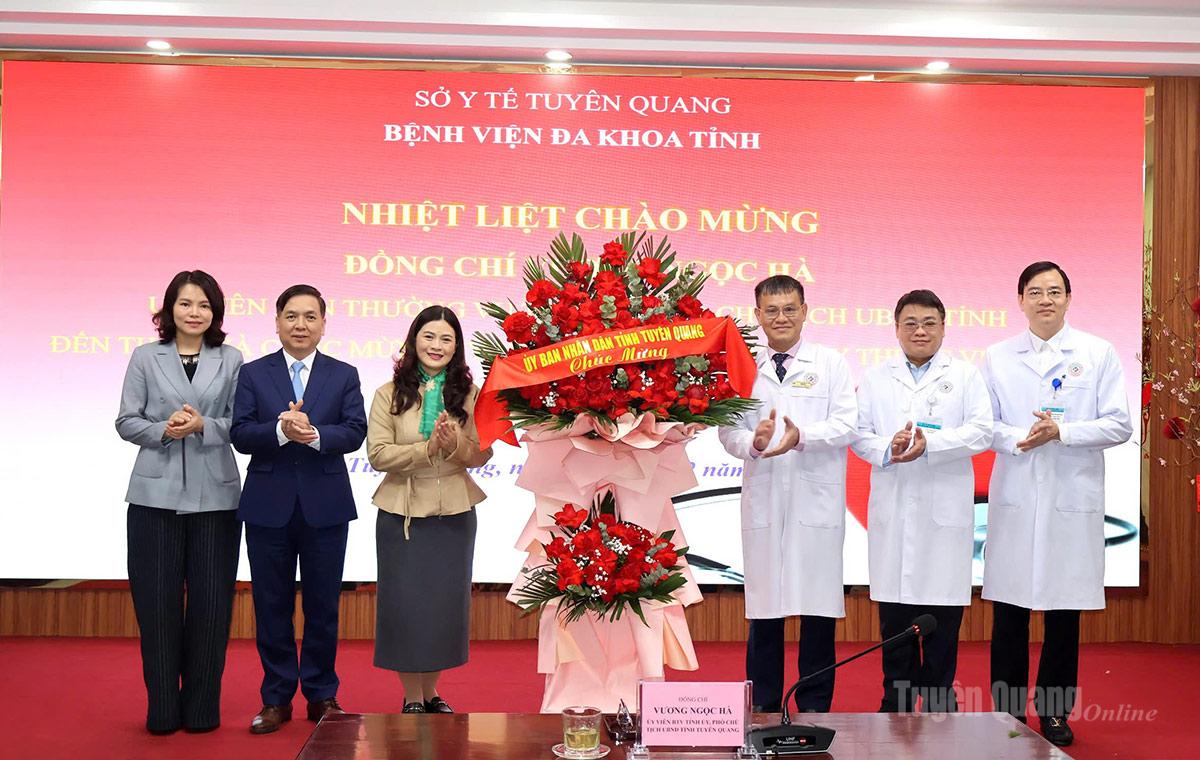  Phó Chủ tịch UBND tỉnh Vương Ngọc Hà, tặng hoa chúc mừng Bệnh viện Đa khoa tỉnh nhân Ngày Thầy thuốc Việt Nam 27-2.