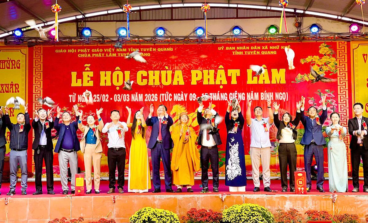 Các đại biểu thực hiện nghi lễ thả chim hoà bình cầu cho quốc thái, dân an.