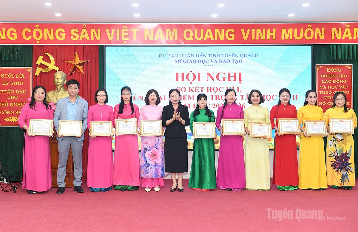 Đồng chí Phó Giám đốc Sở Giáo dục và Đào tạo Mai Thị Thanh Bình trao Giấy khen cho các cá nhân có thành tích xuất sắc.