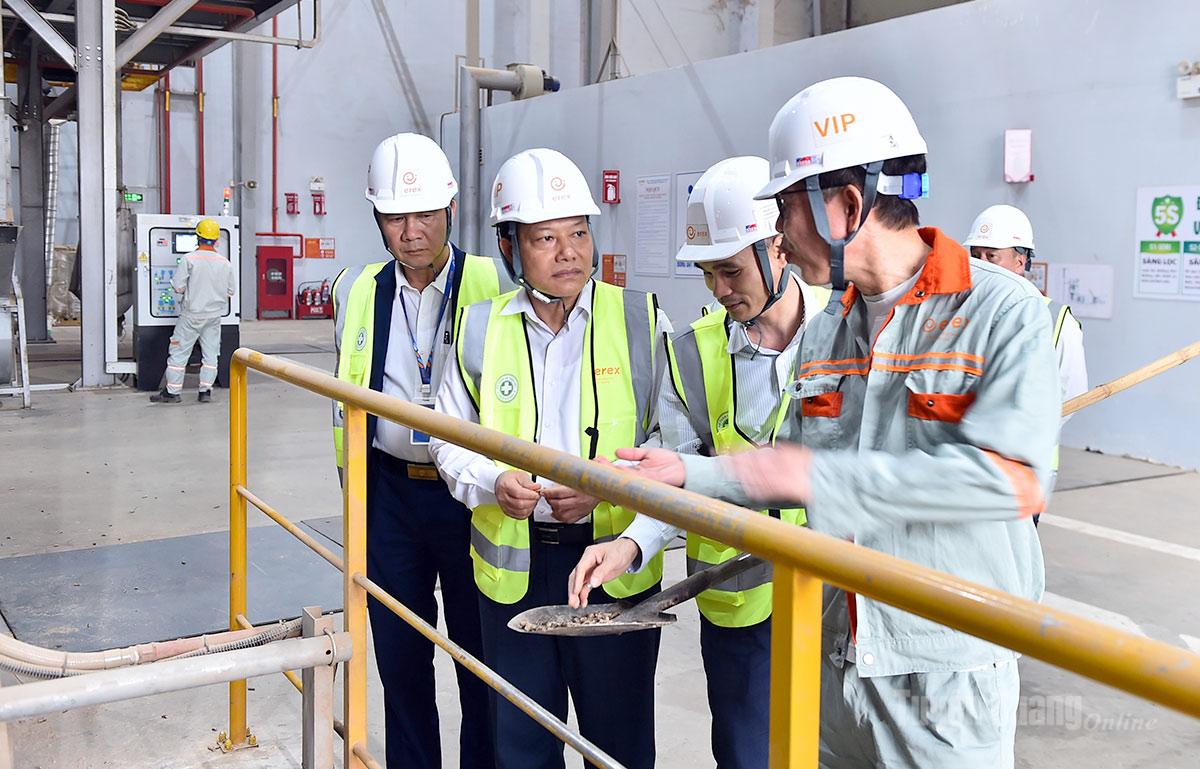 Trưởng Ban Quản lý các khu công nghiệp và kinh tế cửa khẩu Vân Đình Thảo thăm dây chuyền sản xuất viên nén gỗ tại Nhà máy Erex Sakura Biomass Tuyên Quang.
