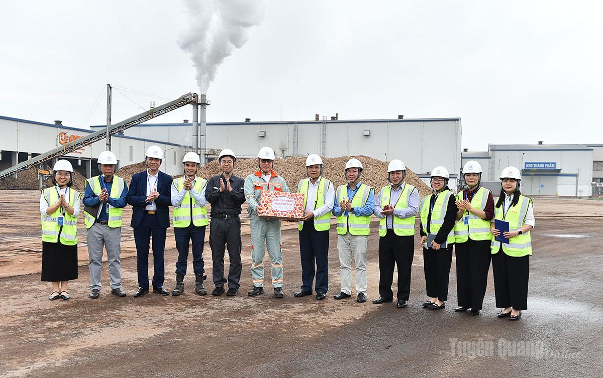 Lãnh đạo Ban Quản lý các khu công nghiệp và kinh tế cửa khẩu tặng quà cán bộ, công nhân Nhà máy Erex Sakura Biomass Tuyên Quang.