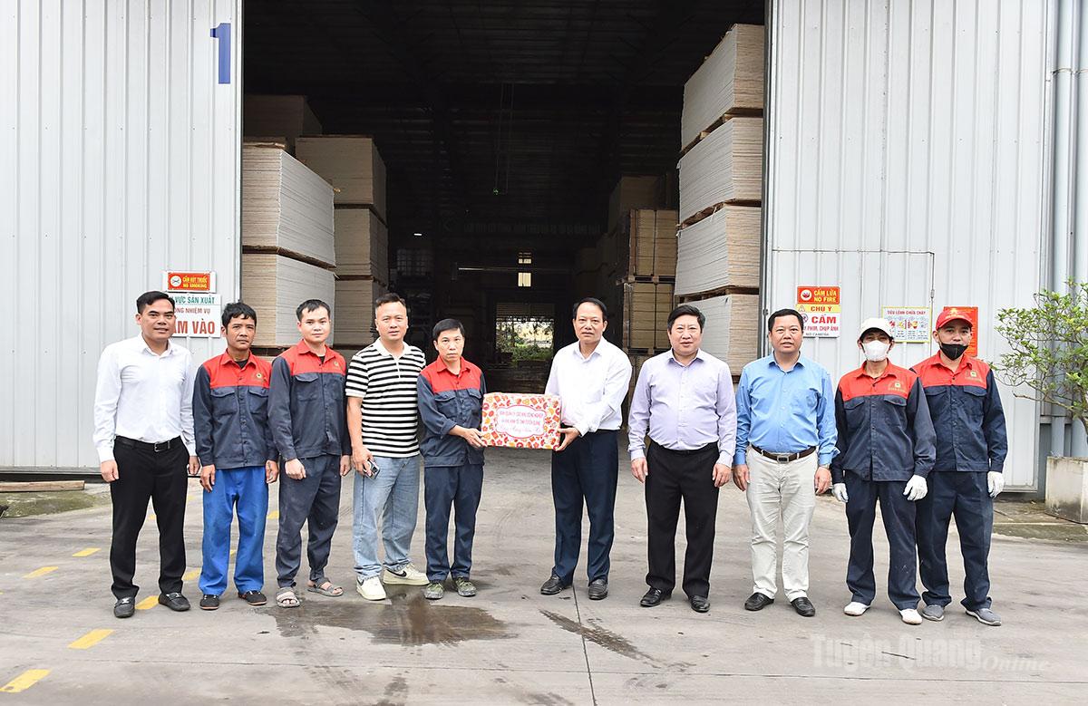 Các đống chí lãnh đạo Ban Quản lý các khu công nghiệp và kinh tế cửa khẩu tặng quà công nhân Nhà máy gỗ ván ép Sao Việt Plywood – Công ty TNHH Sao Việt Tuyên Quang.