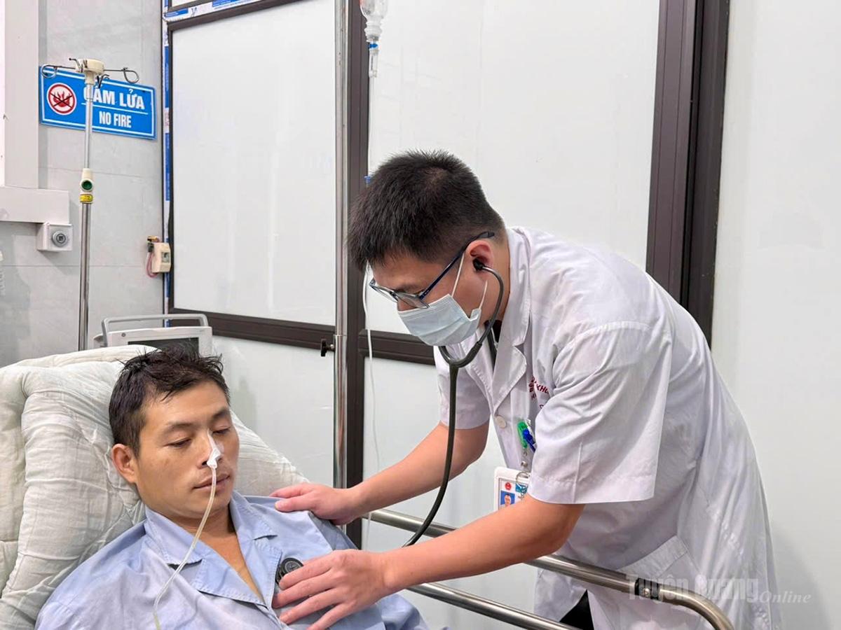 Bác sỹ CKI Nông Mạnh Hùng thăm khám cho bệnh nhân.