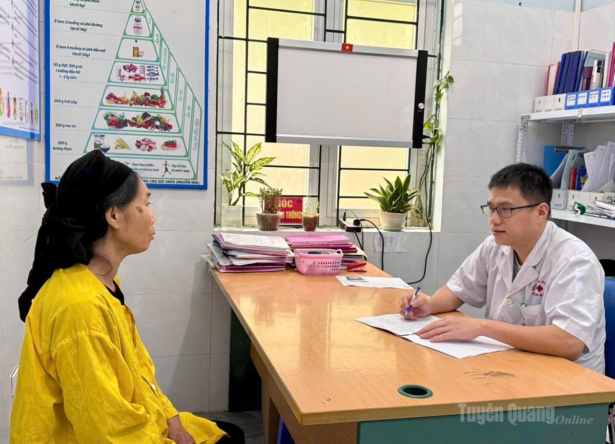 Bác sỹ CKI Nông Mạnh Hùng tư vấn cho người bệnh cách phục hồi sau điều trị. 