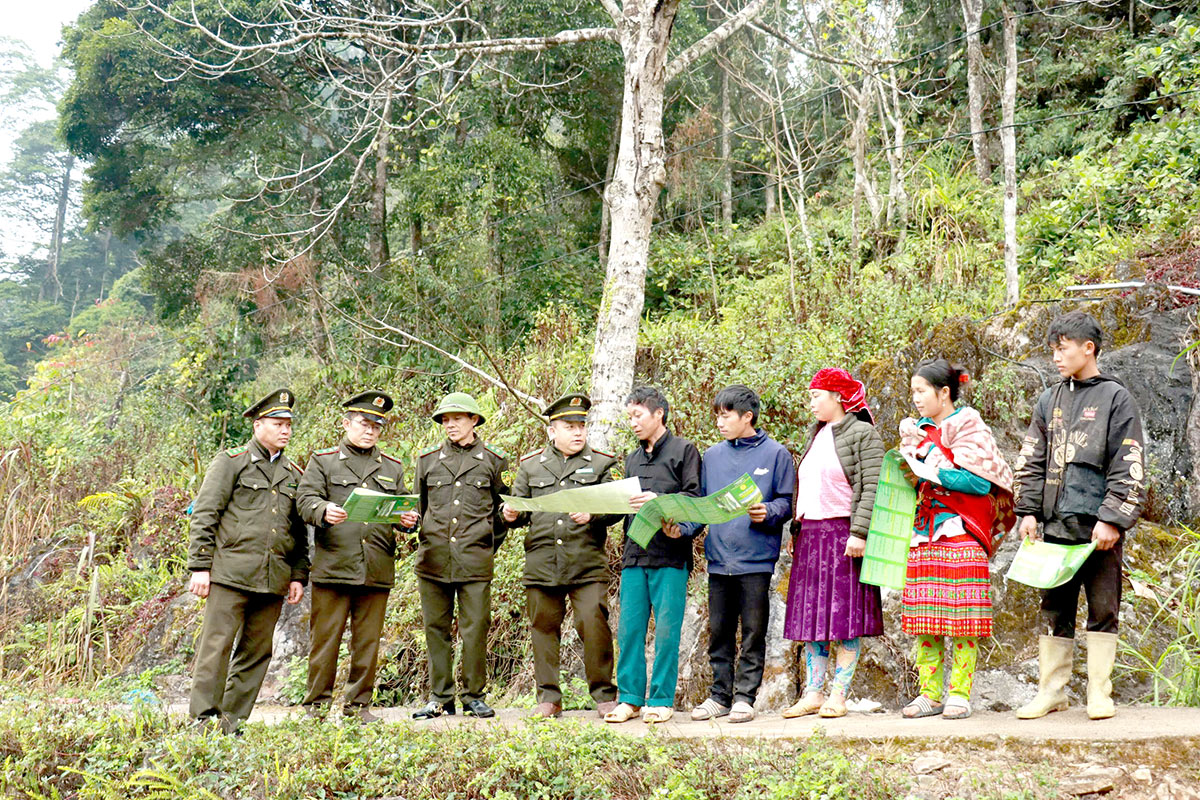 Hạt Kiểm lâm khu vực XVI tuyên truyền người dân bảo vệ rừng.